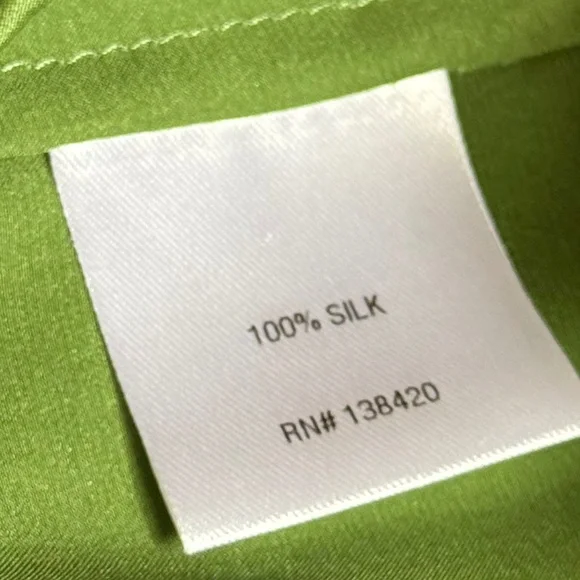 100% Silk Green Button Down Blouse Small Long Sleeve Quiet Luxury Workwear - Picture 12 of 12